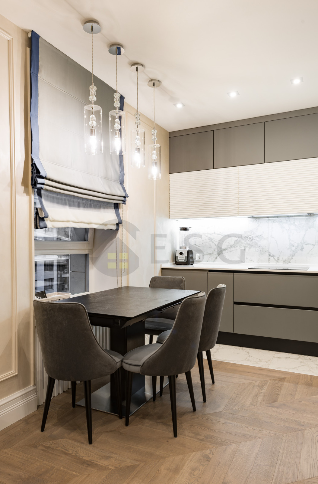 Светлый интерьер с синим диваном