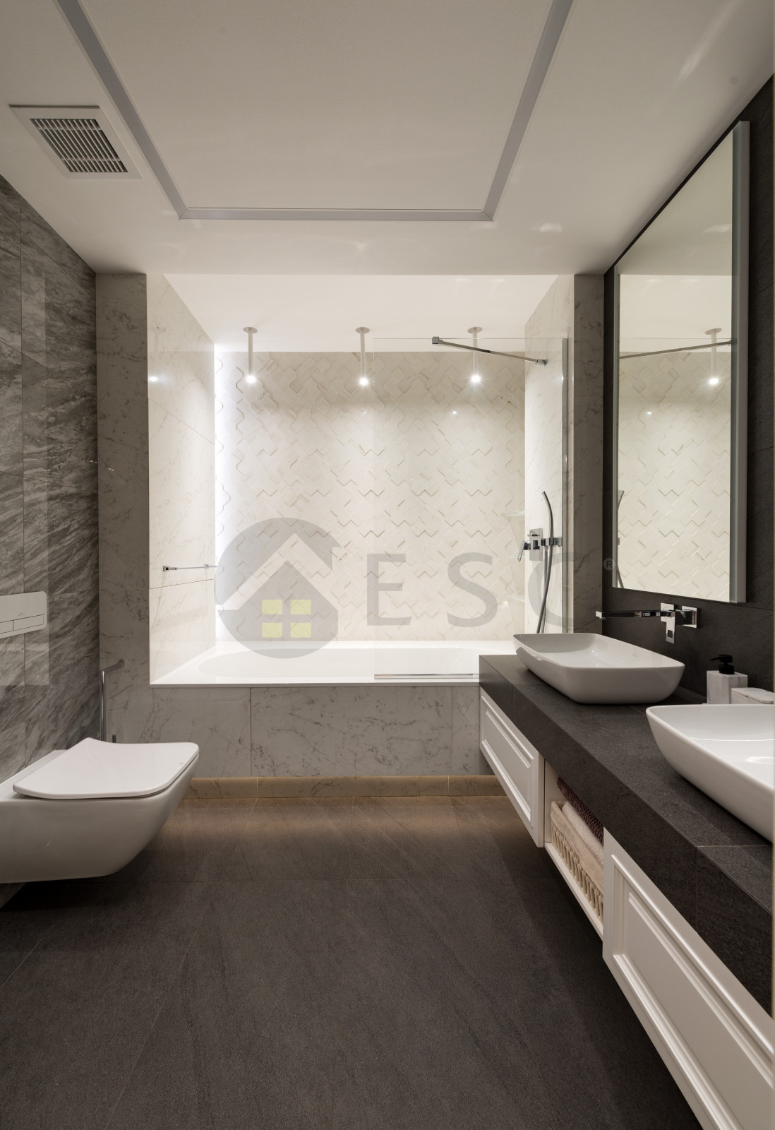 Светлый интерьер с синим диваном