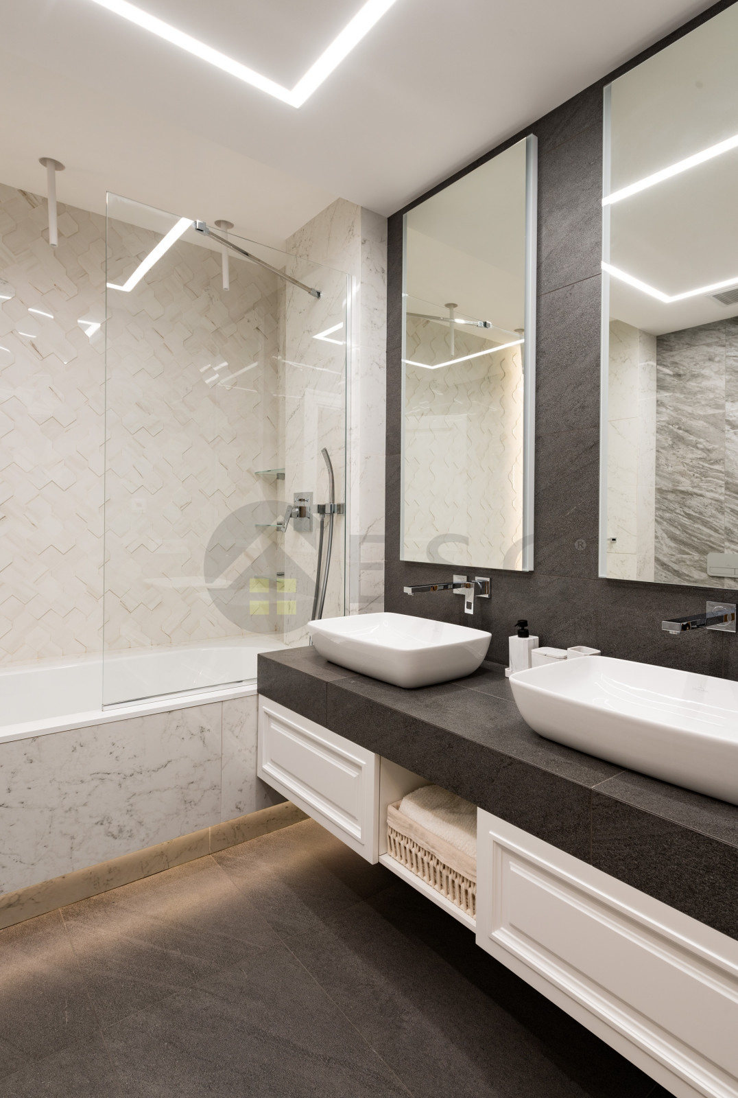 Светлый интерьер с синим диваном