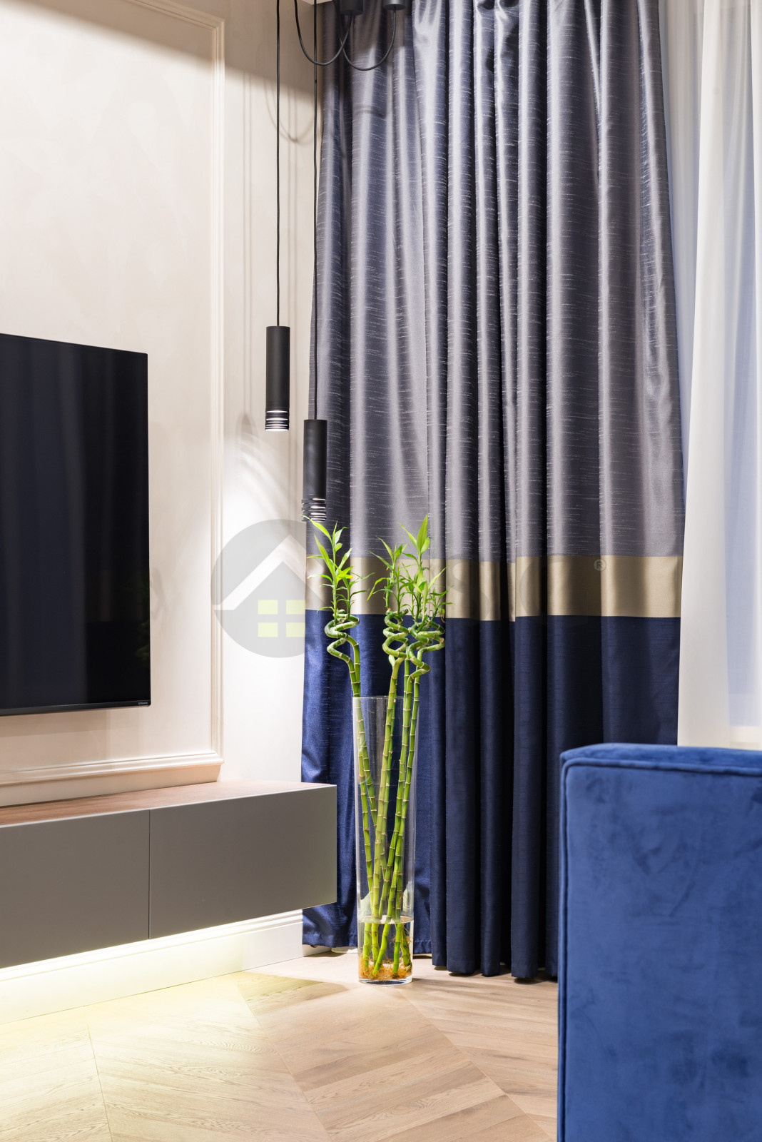 Светлый интерьер с синим диваном