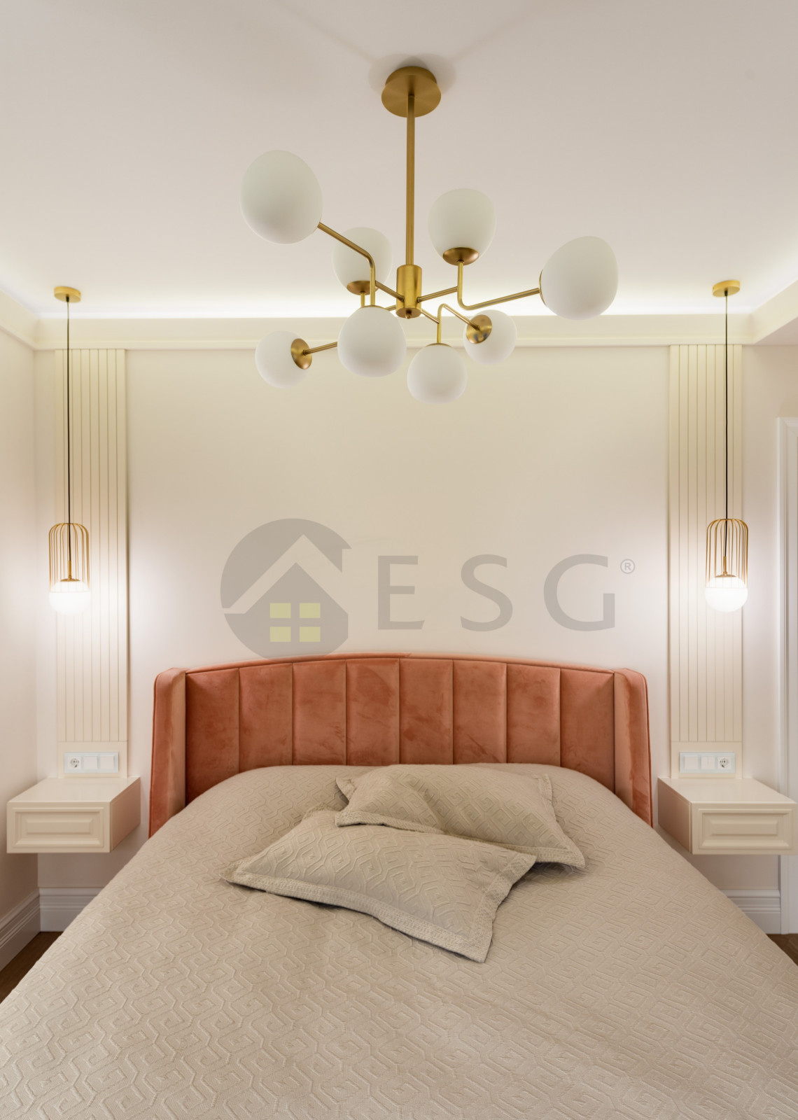 Светлый интерьер с синим диваном