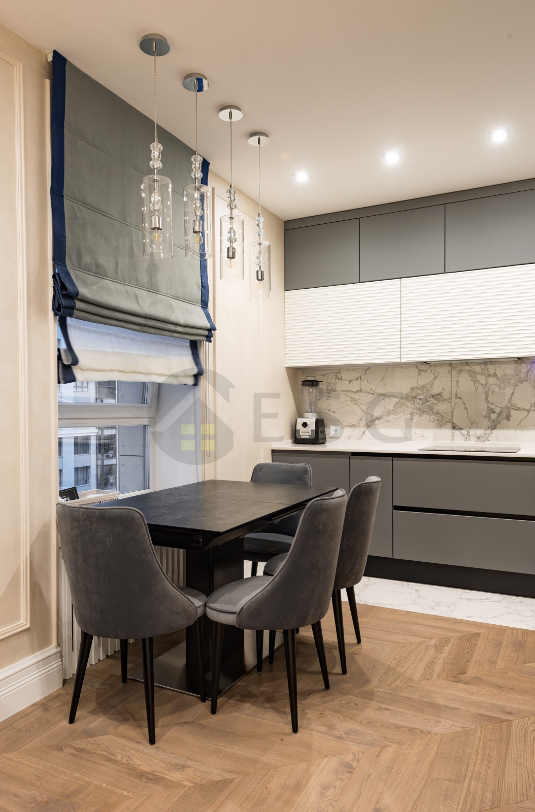 Светлый интерьер с синим диваном