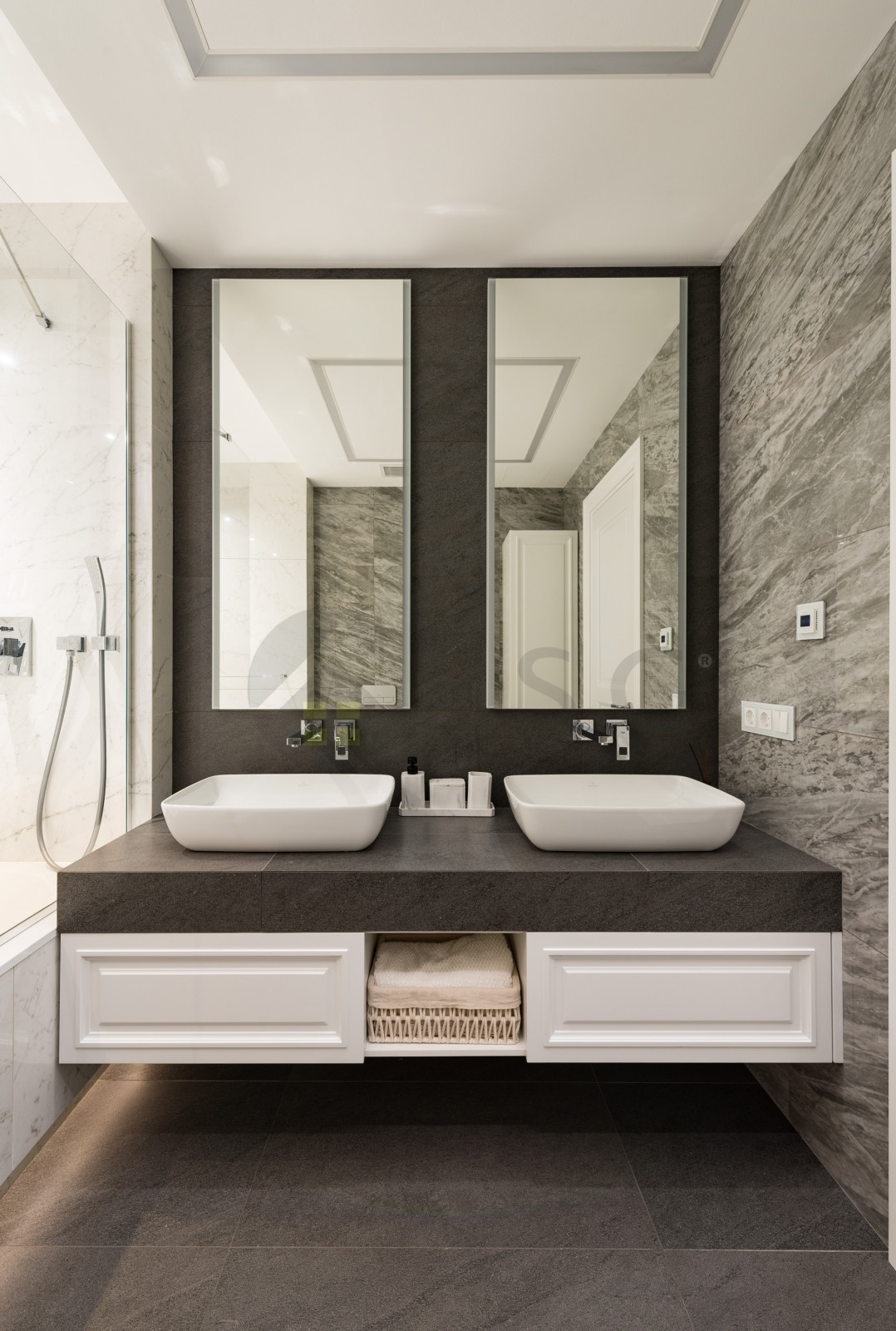 Светлый интерьер с синим диваном