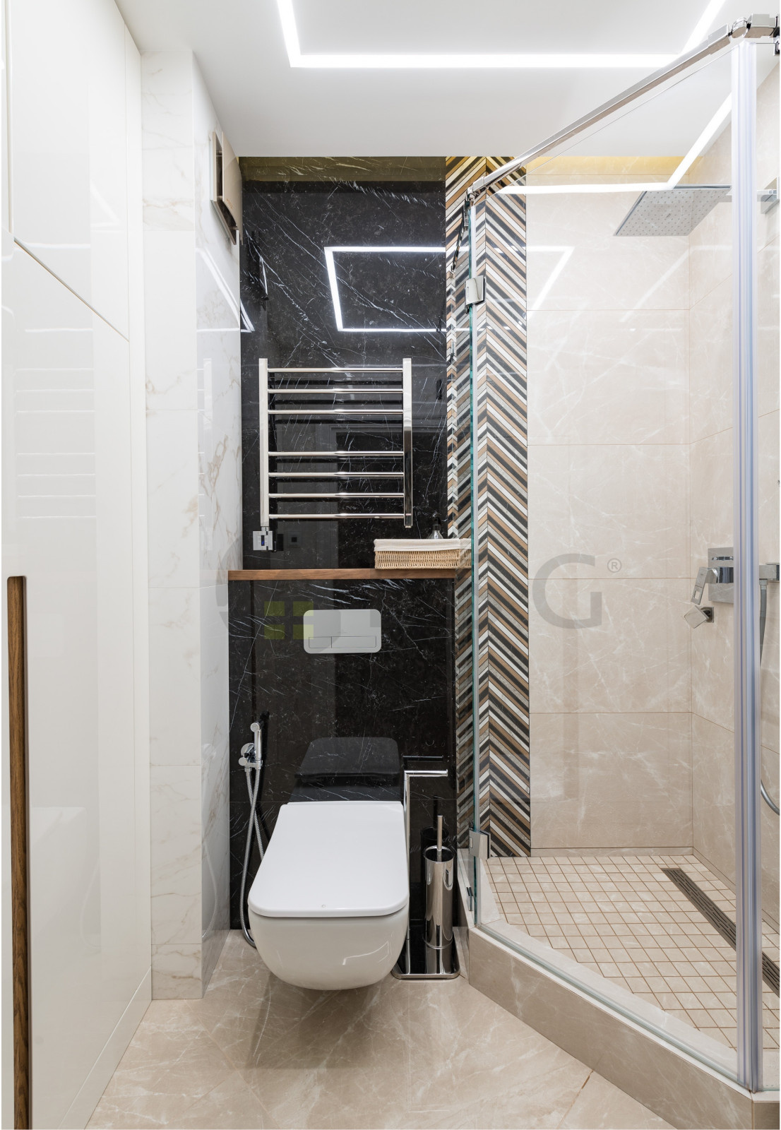 Светлый интерьер с синим диваном