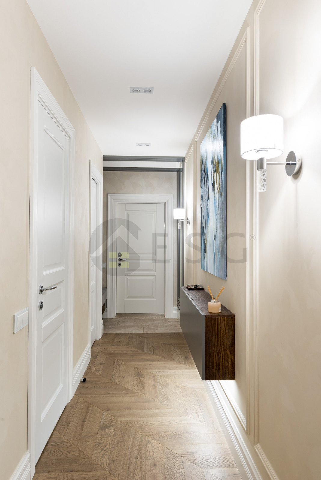 Светлый интерьер с синим диваном