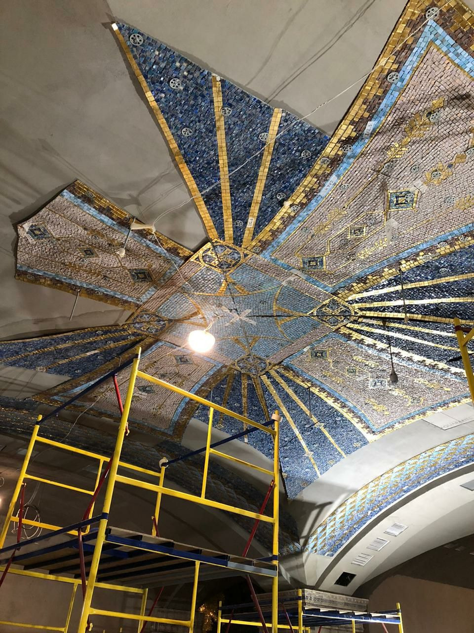Главный Храм Вооружённых Сил Российсой Федерации - Нижний храм, потолки.