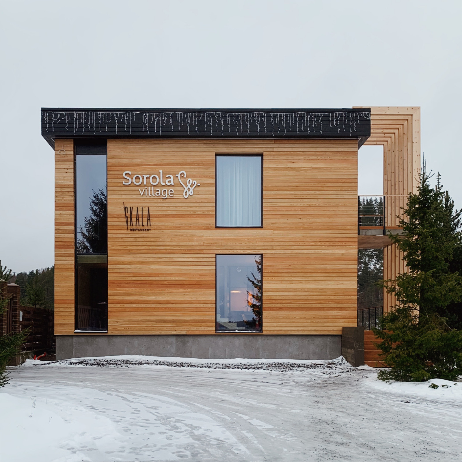 Здание Отеля Sorola Village на берегу Ладожского озера