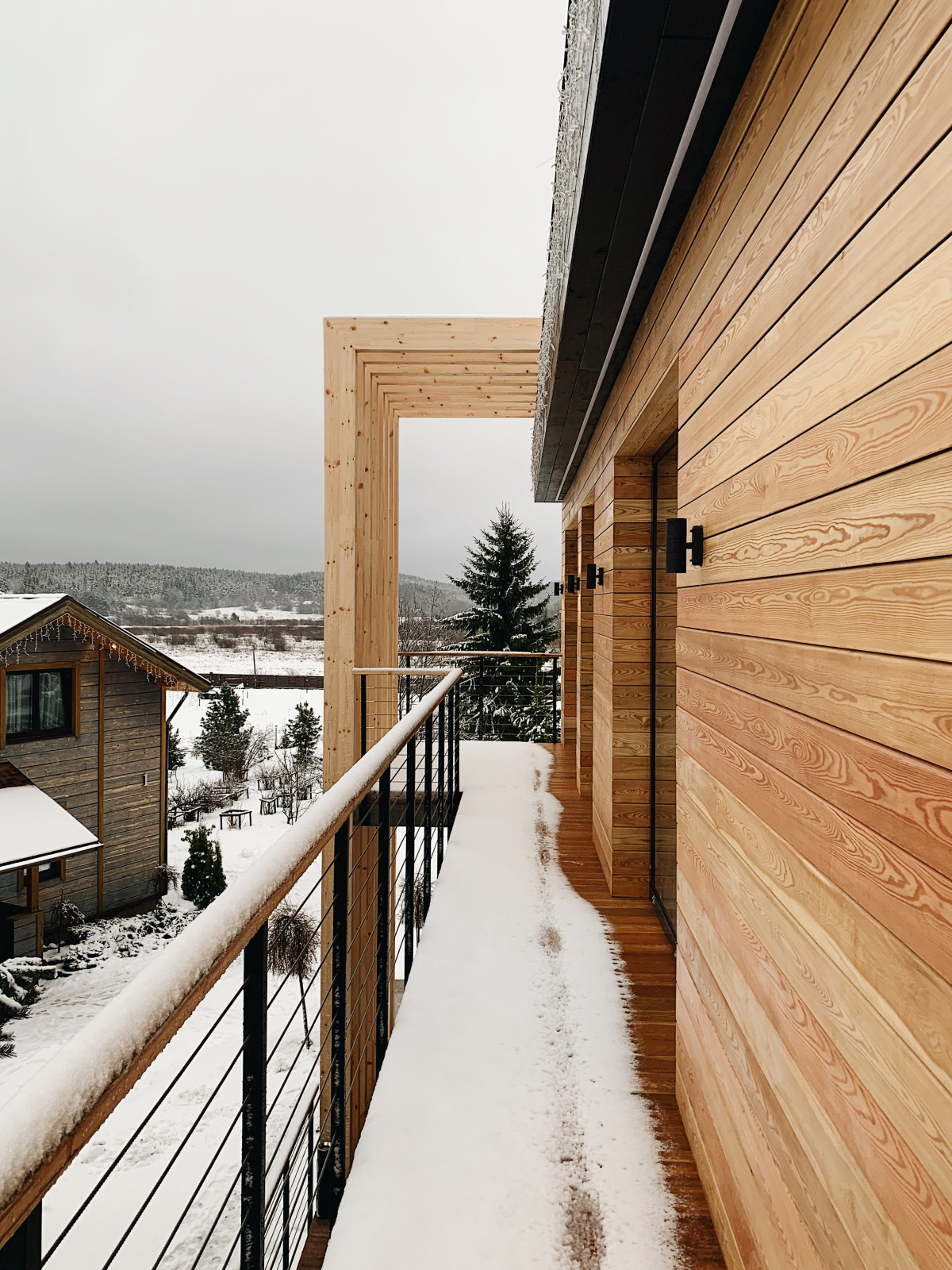 Здание Отеля Sorola Village на берегу Ладожского озера