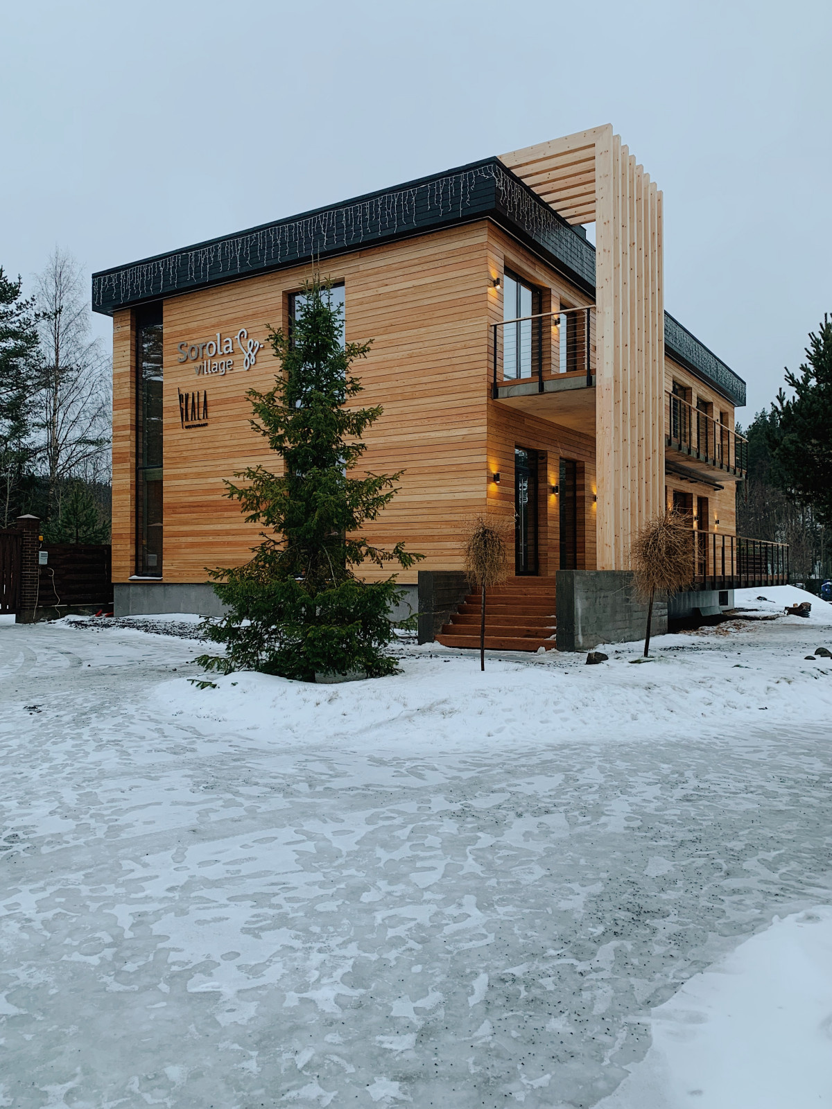 Здание Отеля Sorola Village на берегу Ладожского озера