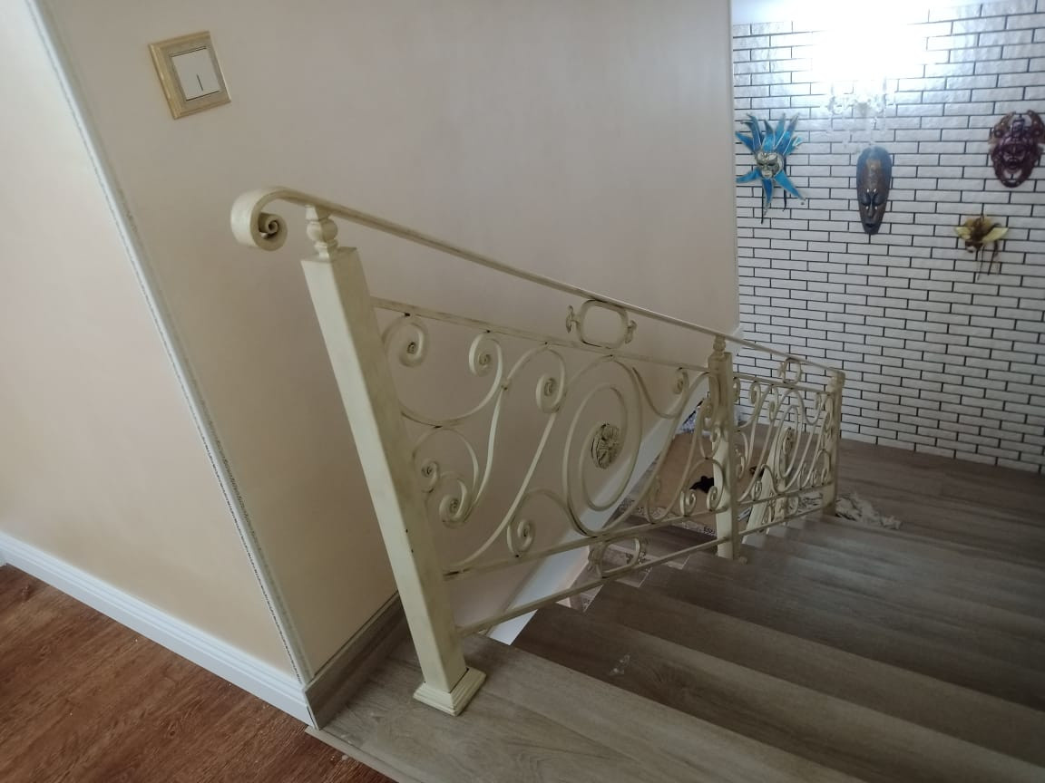 Кованые перила на лестнице