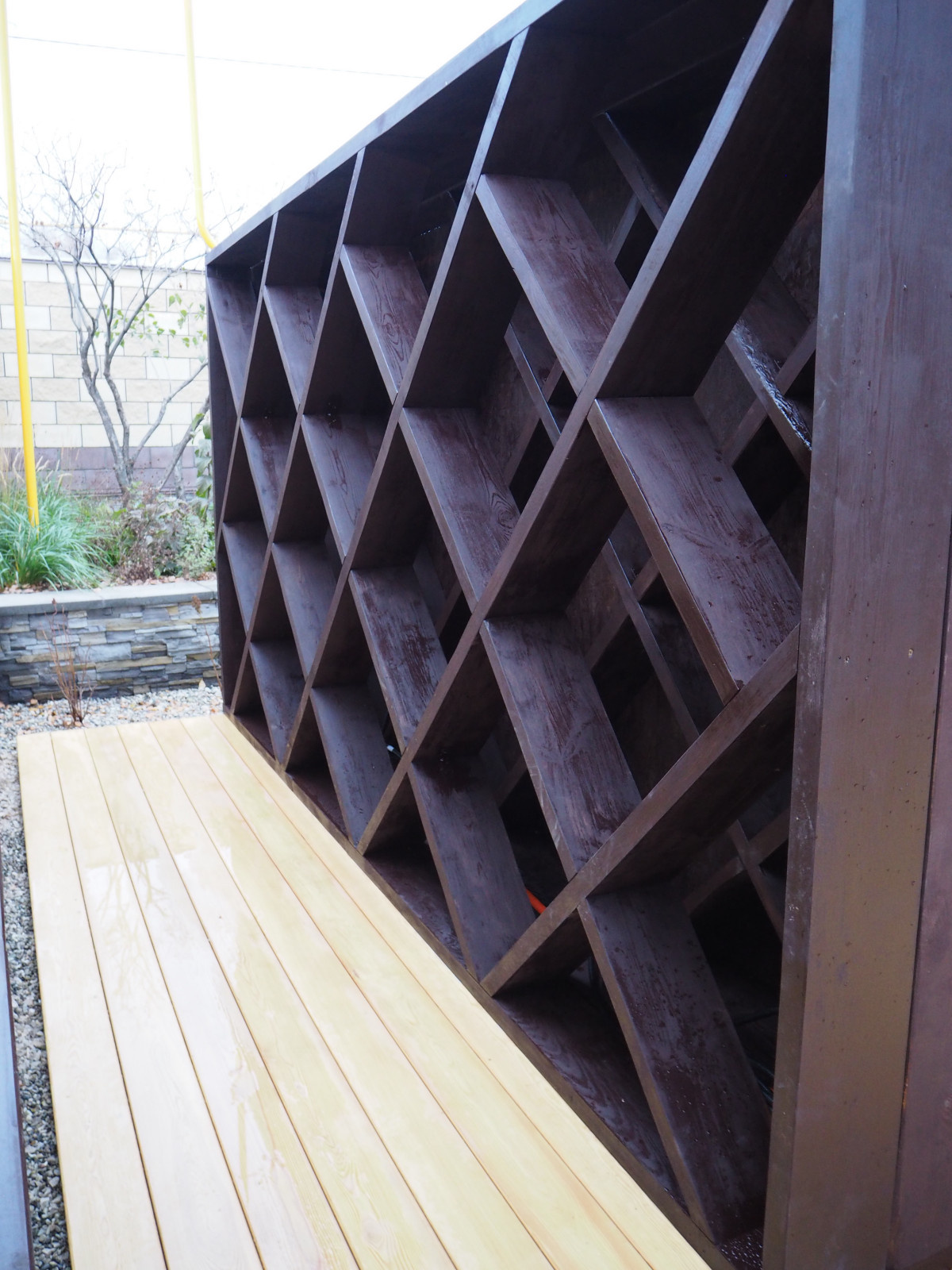 Натуральное дерево в саду