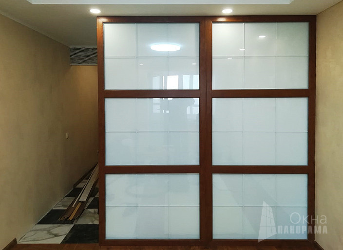 Перегородка с матовым стеклом в квартиру-студию для разделения зон