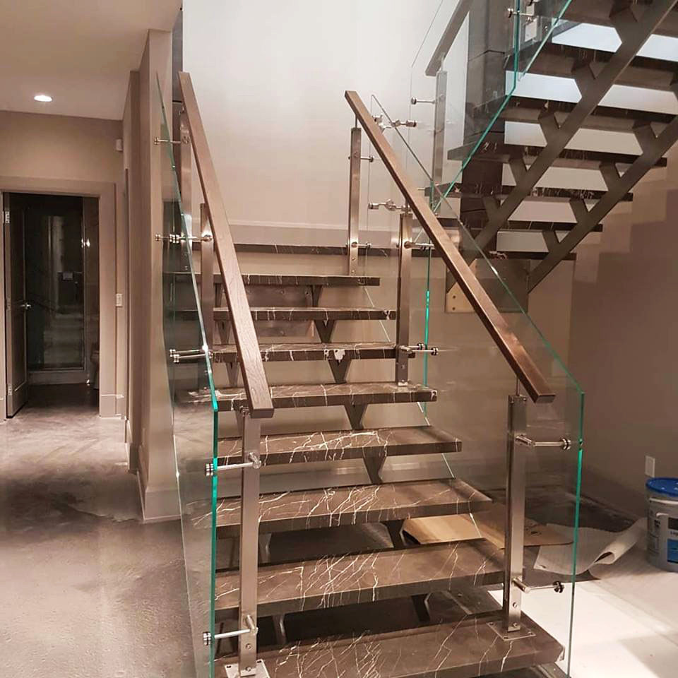 Нержавеющие лестничные ограждения со стеклом