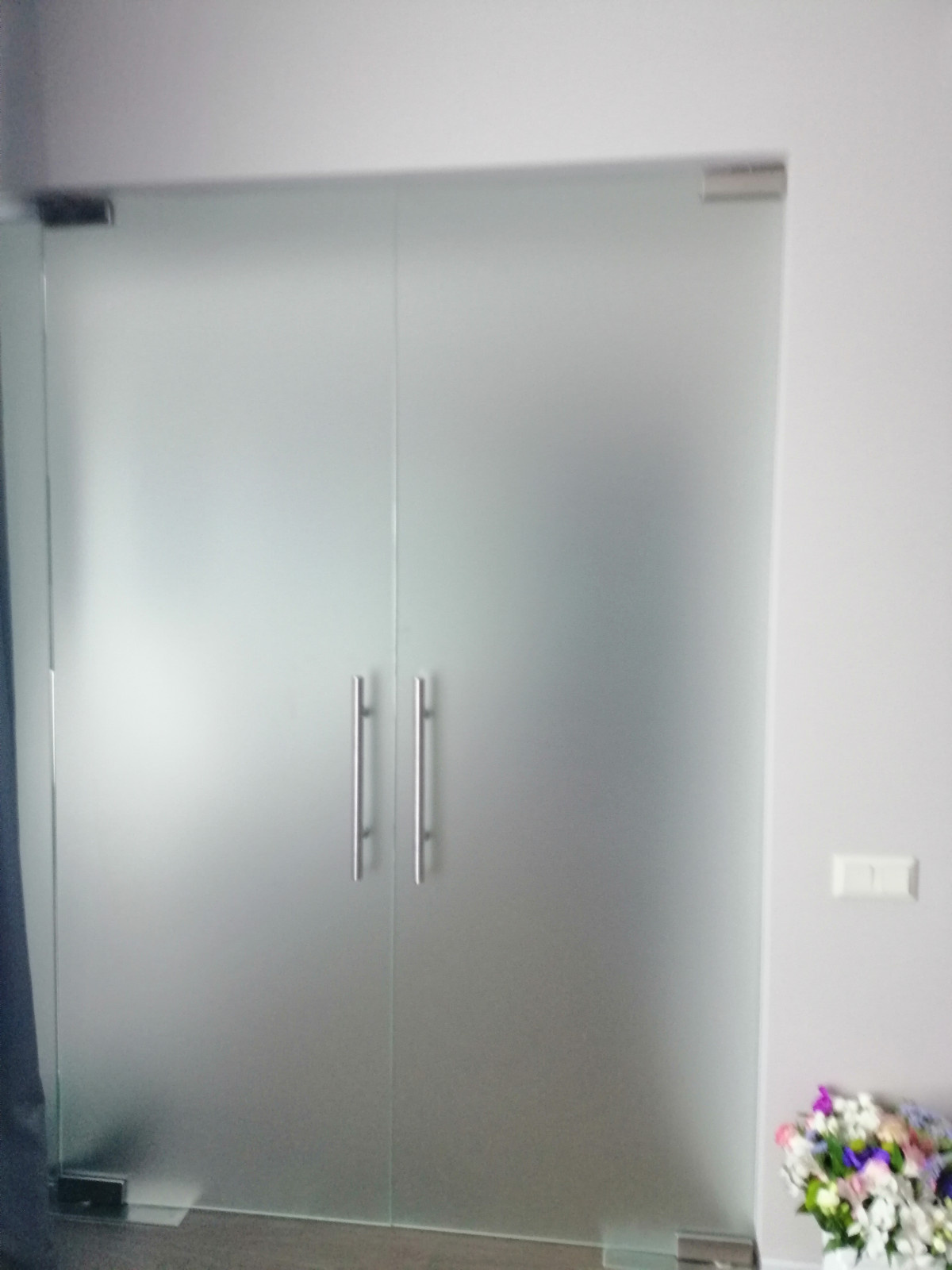 Остекление банного комплекса  стеклянными межкомнатными дверьми