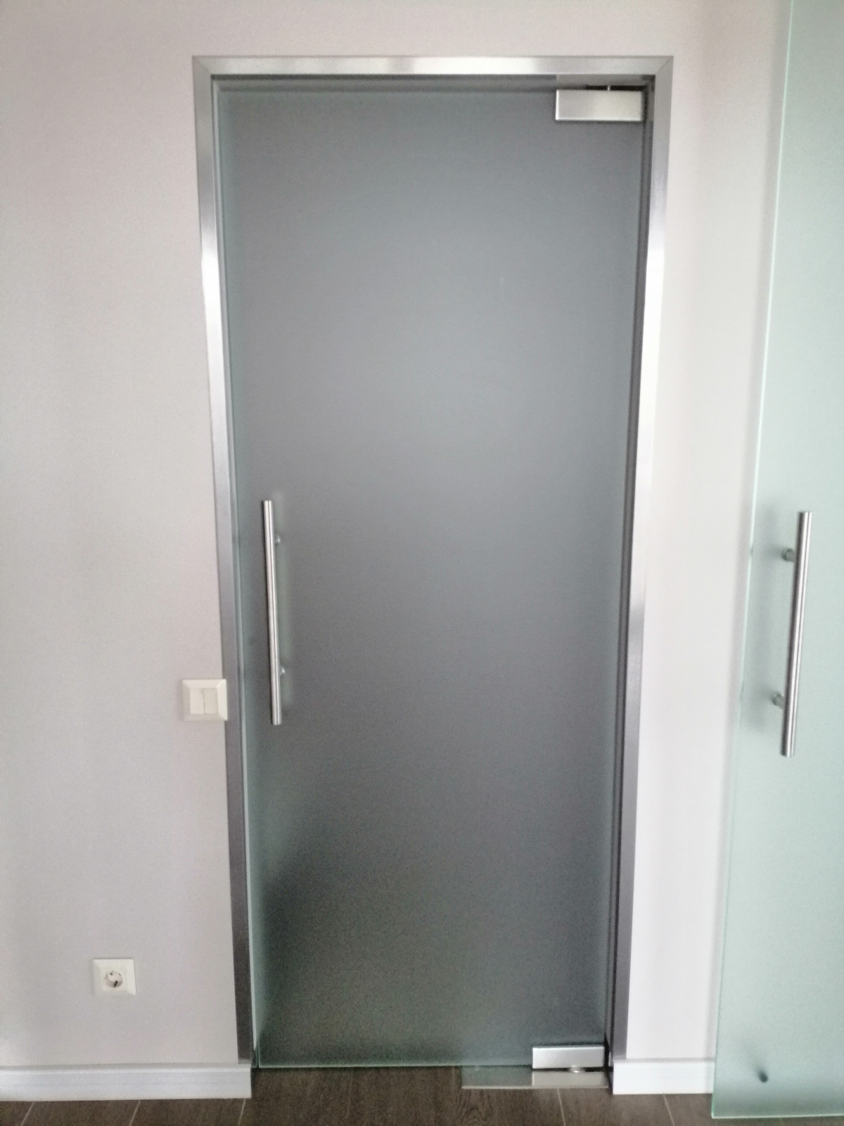 Остекление банного комплекса  стеклянными межкомнатными дверьми