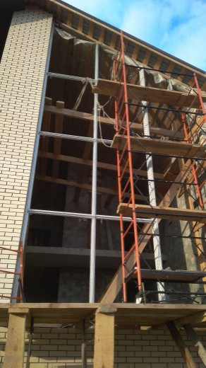 Остекление жилого дома теплыми фасадными алюминиевыми  контструкциями.