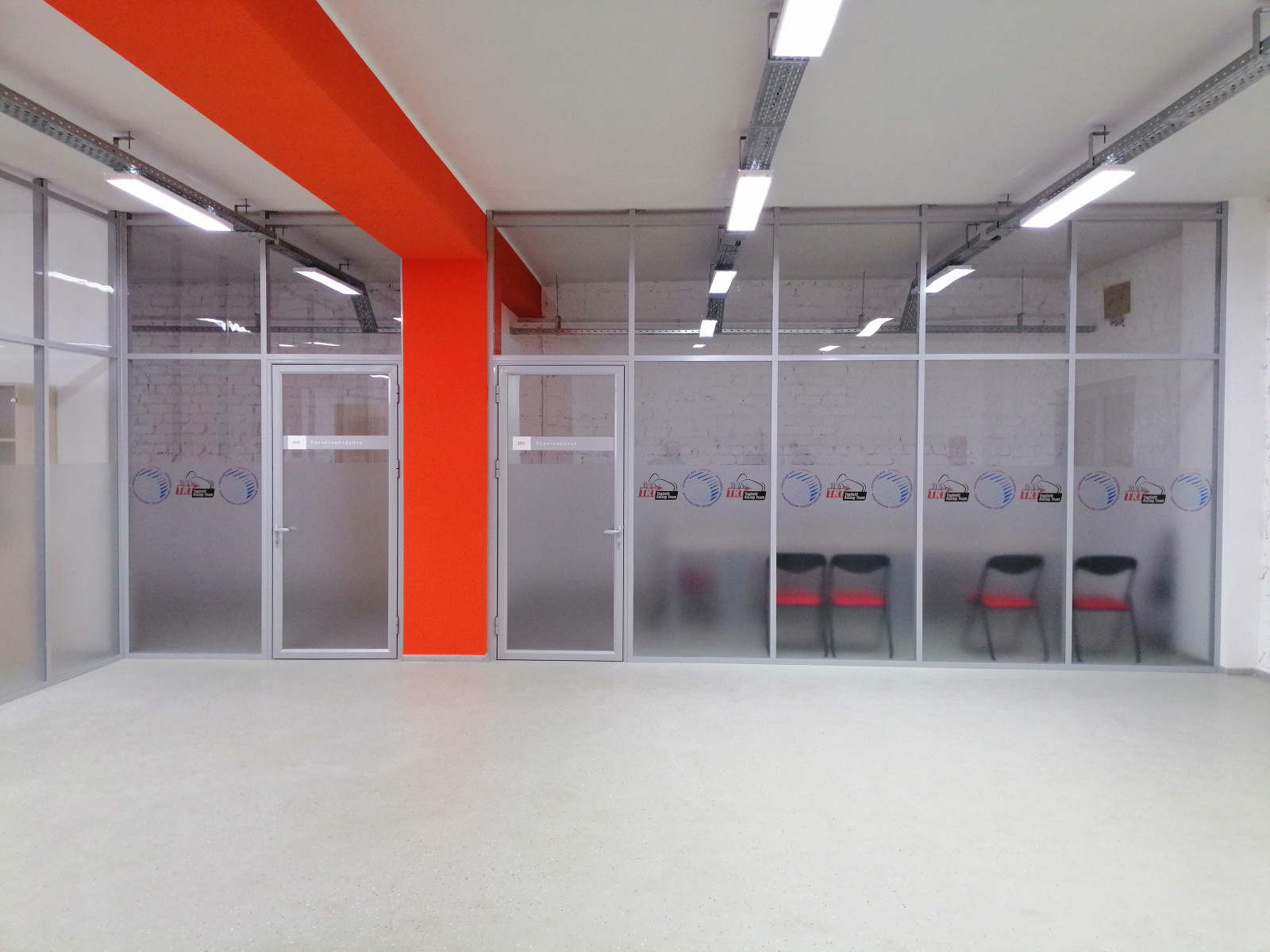 Остекленре офиса алюминиевыми каркасными перегородками