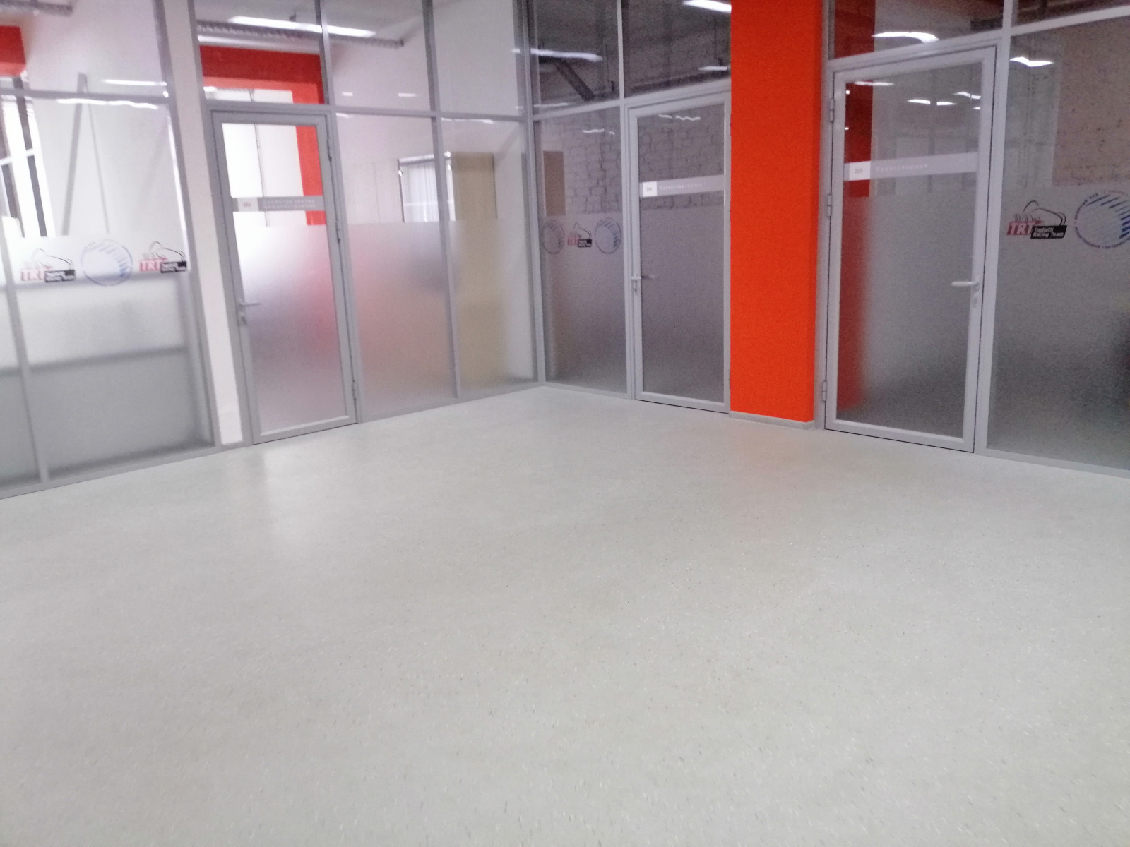 Остекленре офиса алюминиевыми каркасными перегородками