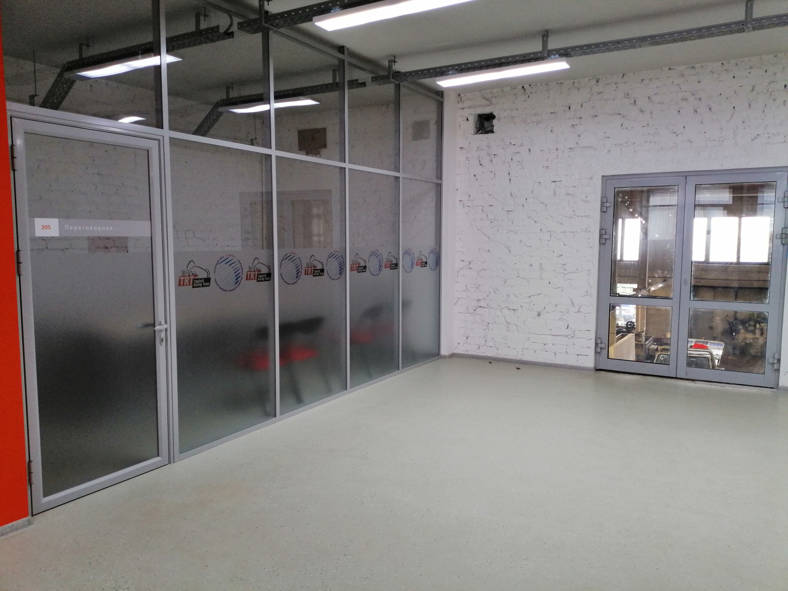 Остекленре офиса алюминиевыми каркасными перегородками