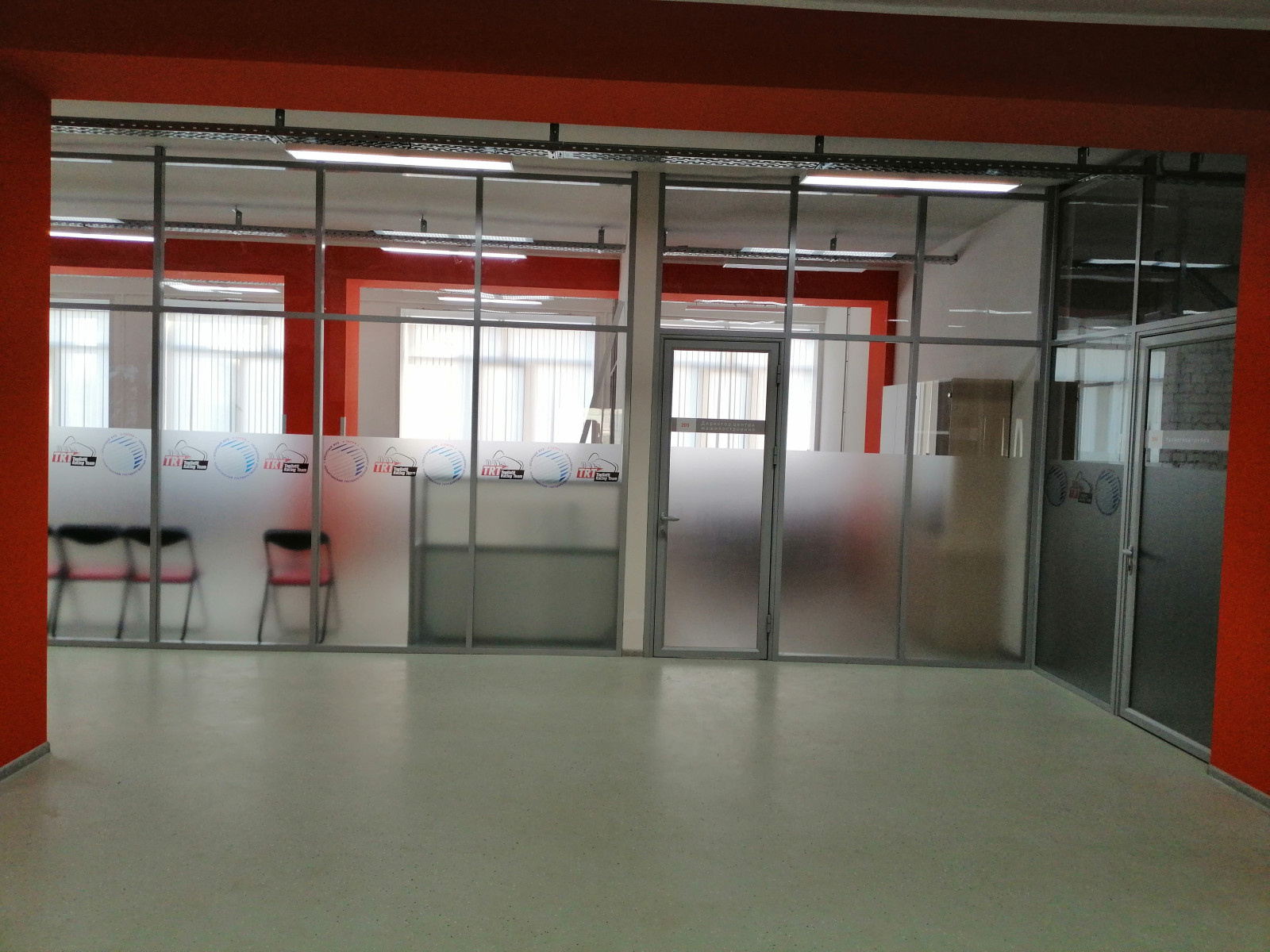 Остекленре офиса алюминиевыми каркасными перегородками