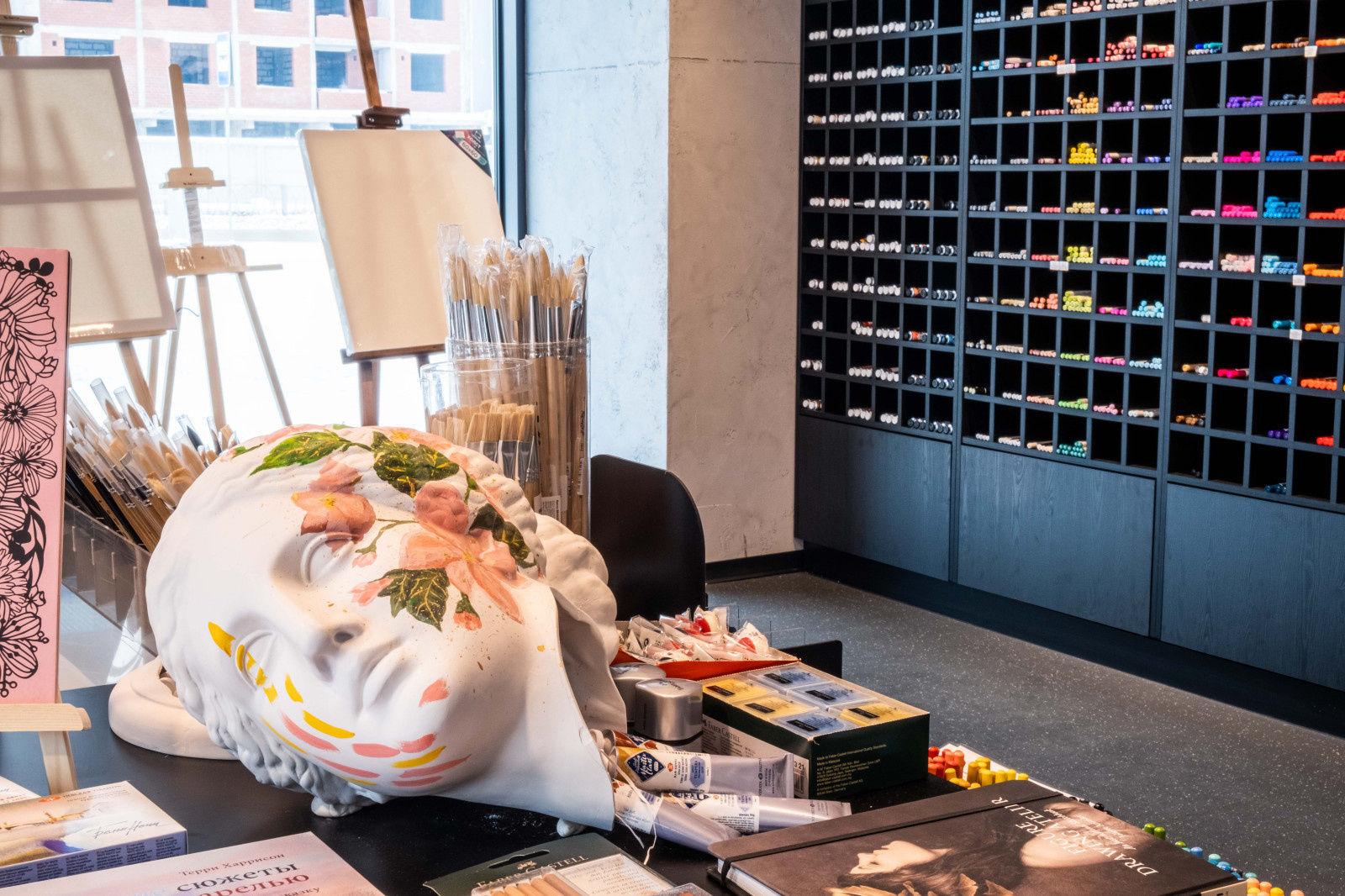 Интерьерная фотосъемка современного книжного в Верхней Пышме