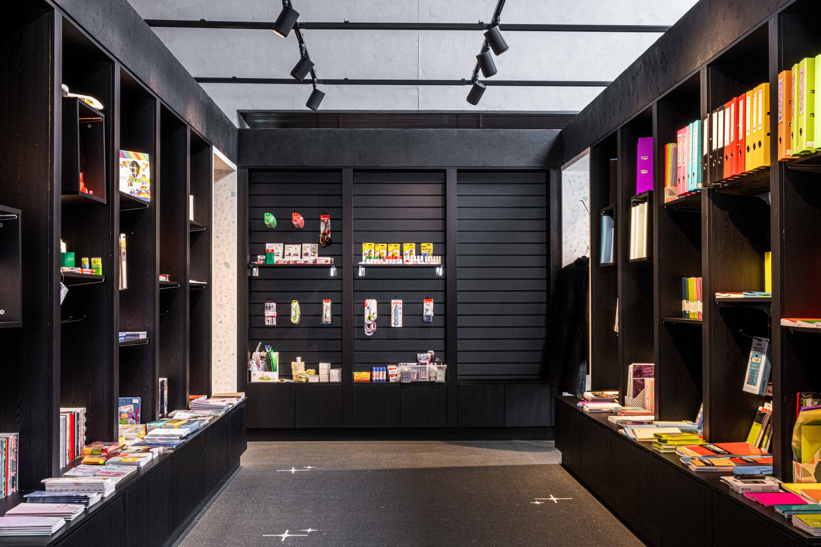 Интерьерная фотосъемка современного книжного в Верхней Пышме