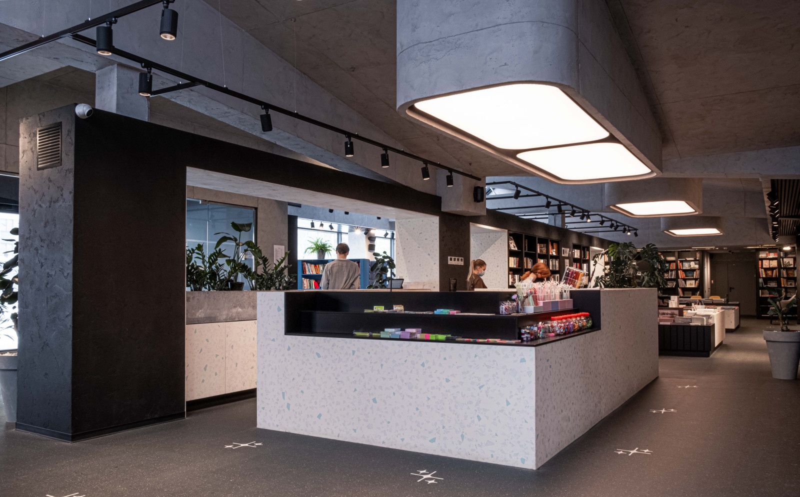 Интерьерная фотосъемка современного книжного в Верхней Пышме