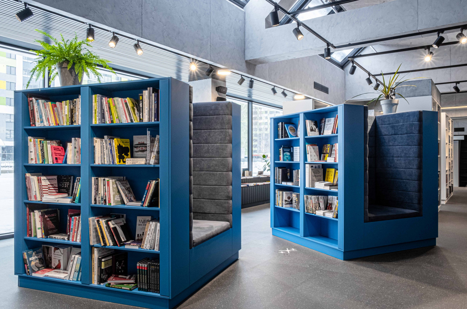 Интерьерная фотосъемка современного книжного в Верхней Пышме