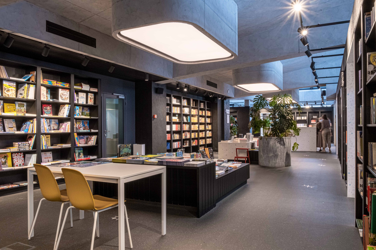 Интерьерная фотосъемка современного книжного в Верхней Пышме