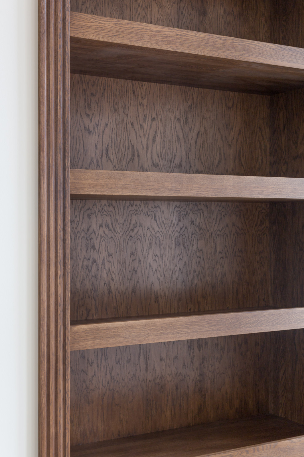 Встроенный открытый шкаф в каминной из дуба в масле