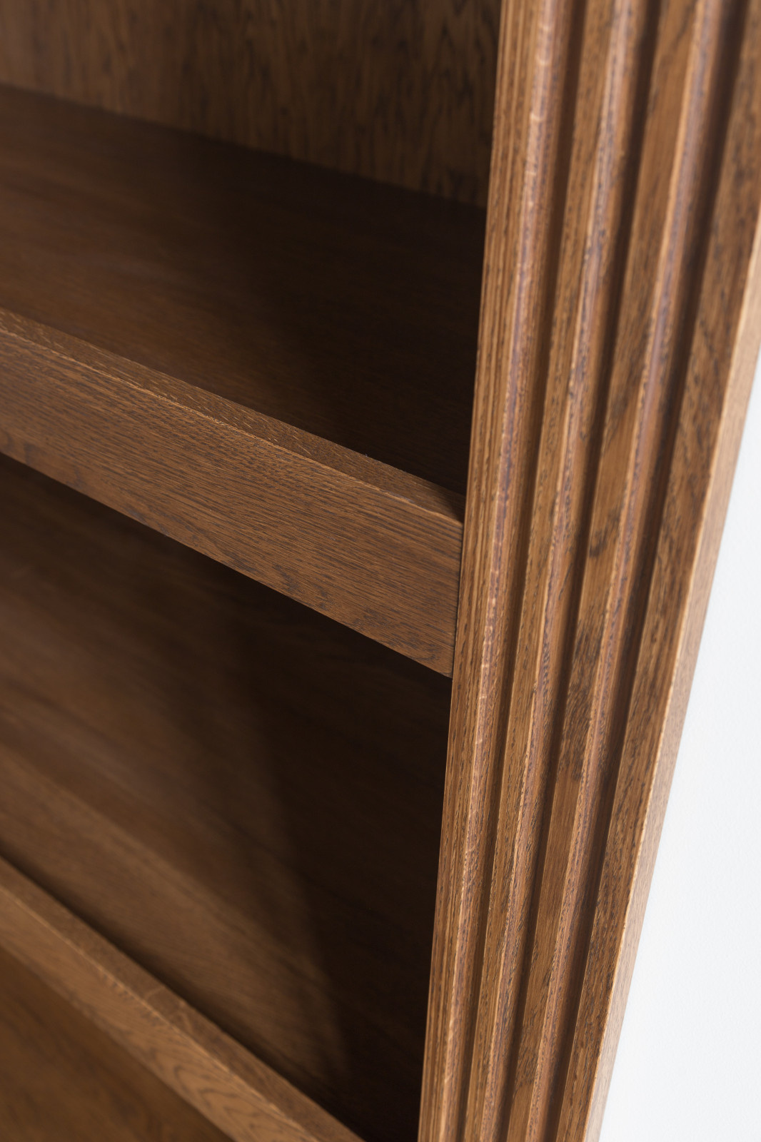 Встроенный открытый шкаф в каминной из дуба в масле