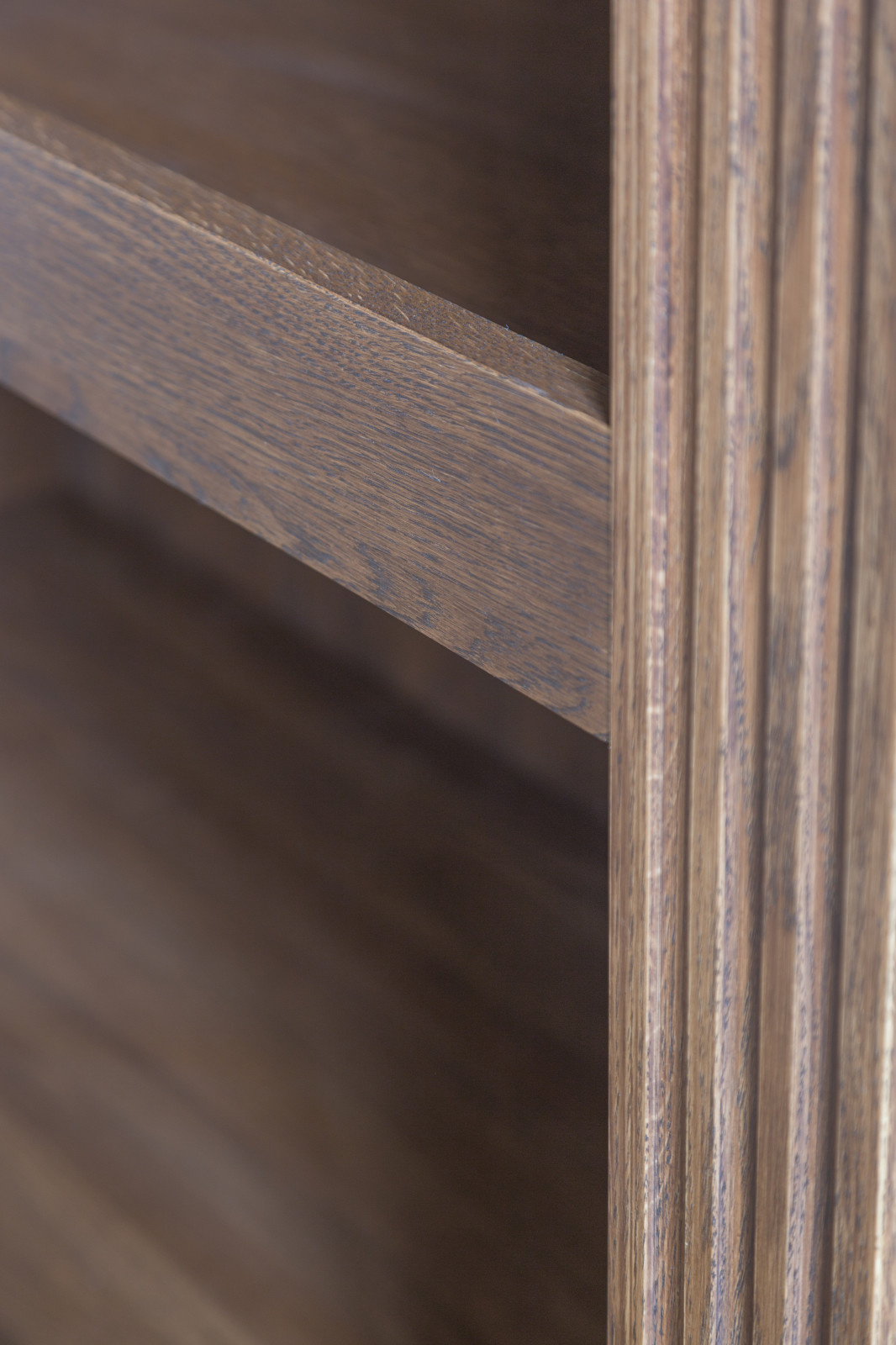 Встроенный открытый шкаф в каминной из дуба в масле