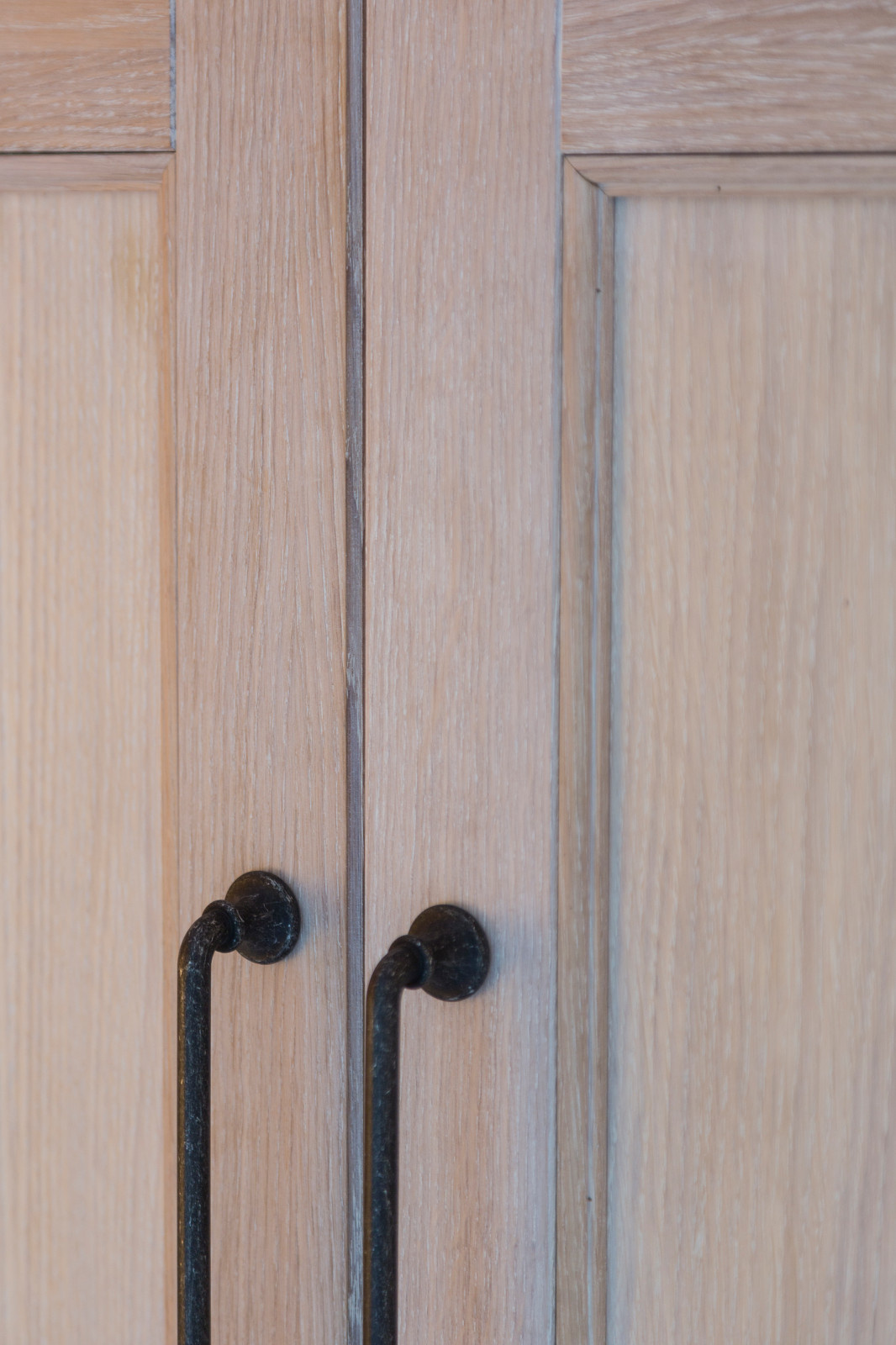 Встроенный шкаф в детскую из массива дуба