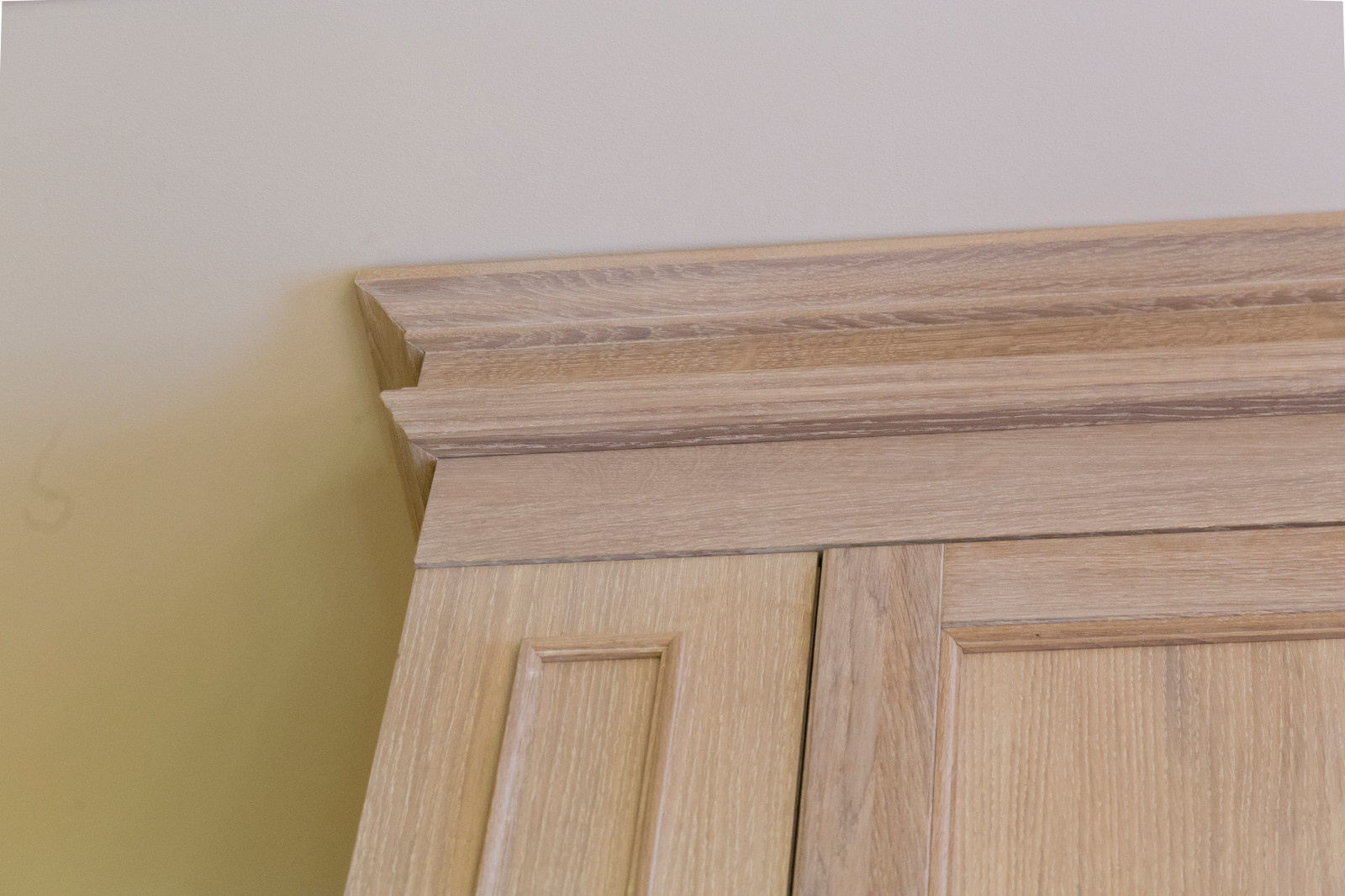 Встроенный шкаф в детскую из массива дуба