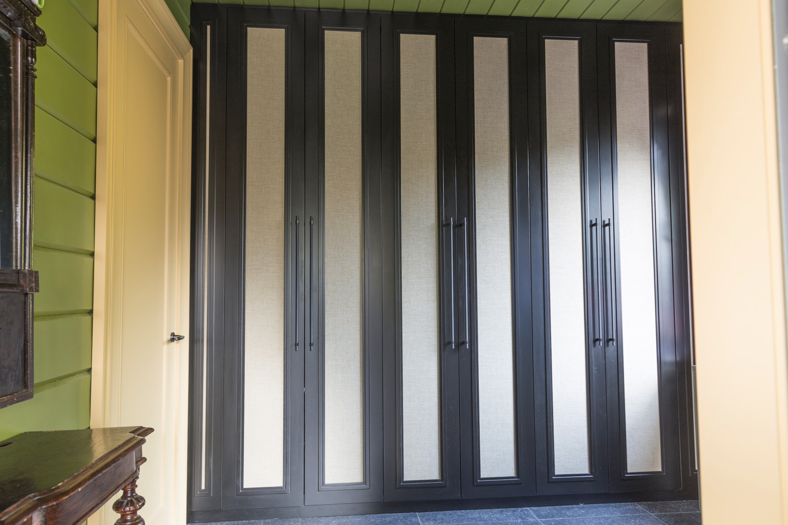 Встроенный шкаф из МДФ