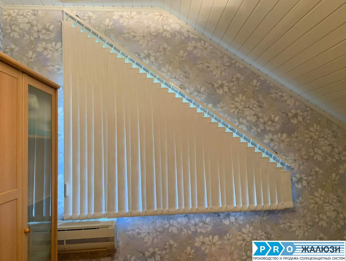 Наклонные жалюзи в коттедже