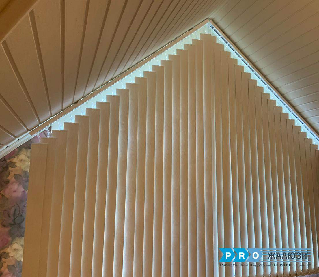 Наклонные жалюзи в коттедже