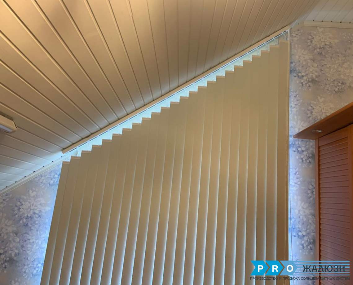Наклонные жалюзи в коттедже
