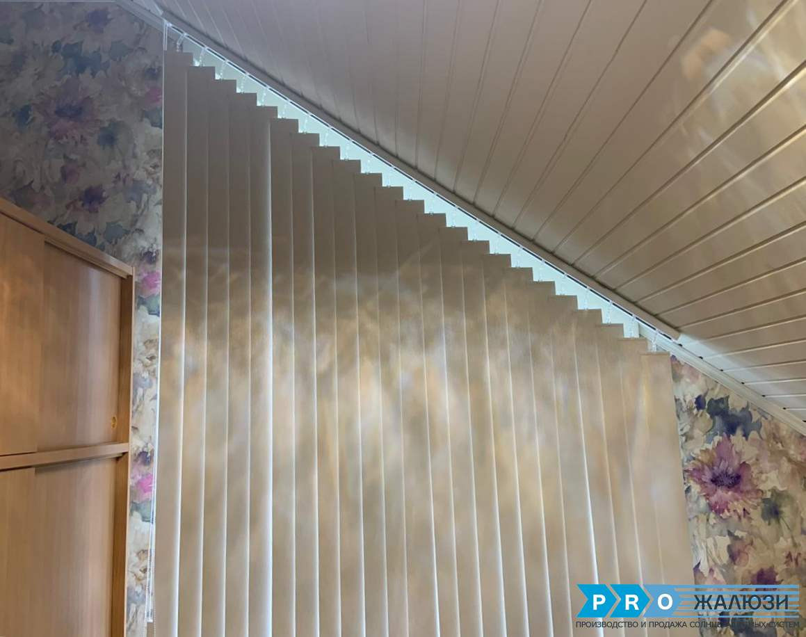 Наклонные жалюзи в коттедже