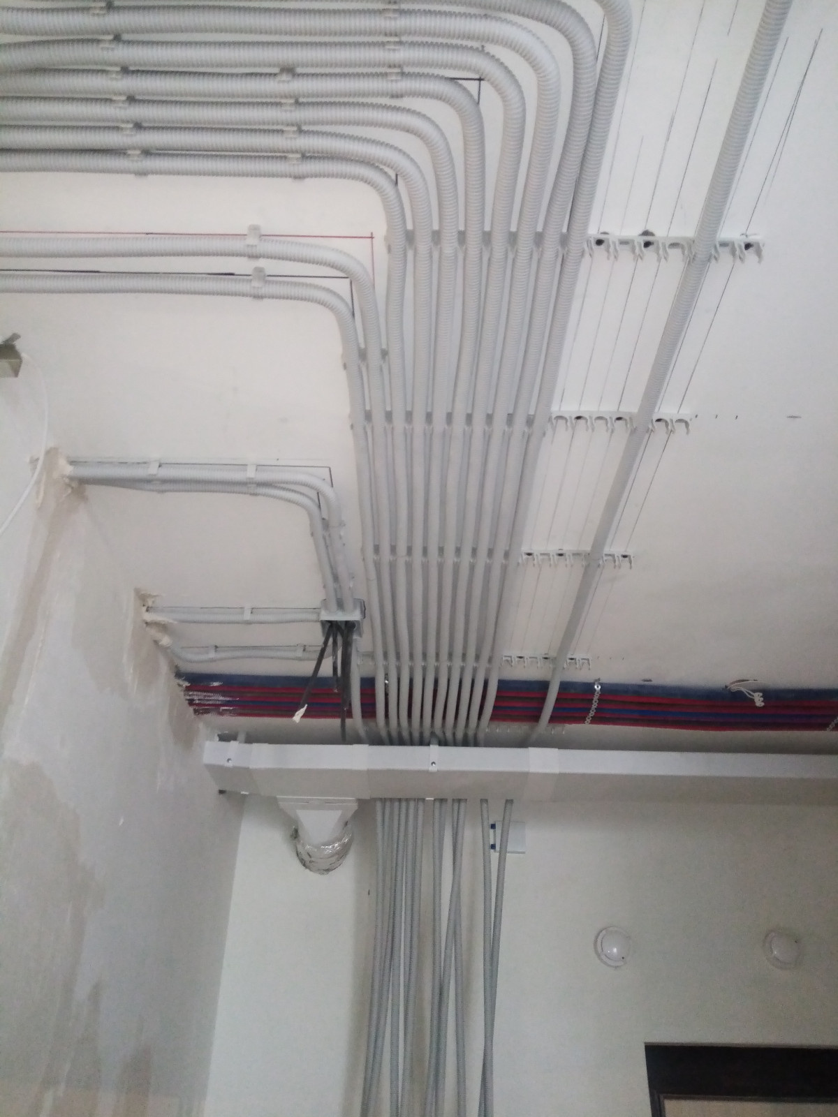 Монтаж кабельных трасс на наших объектах