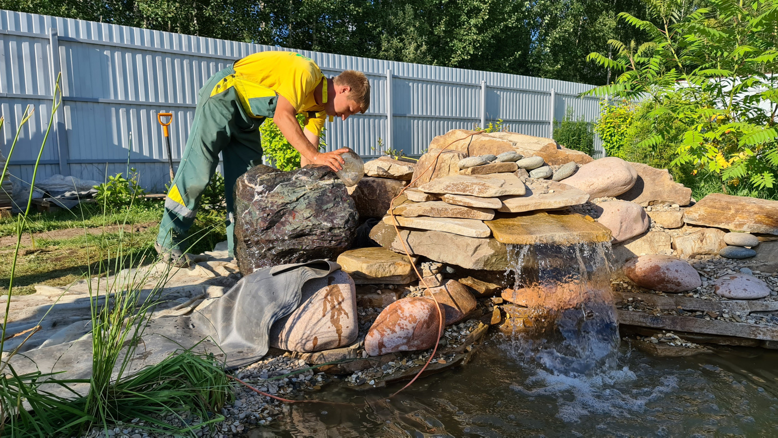 Пруд и дорожки