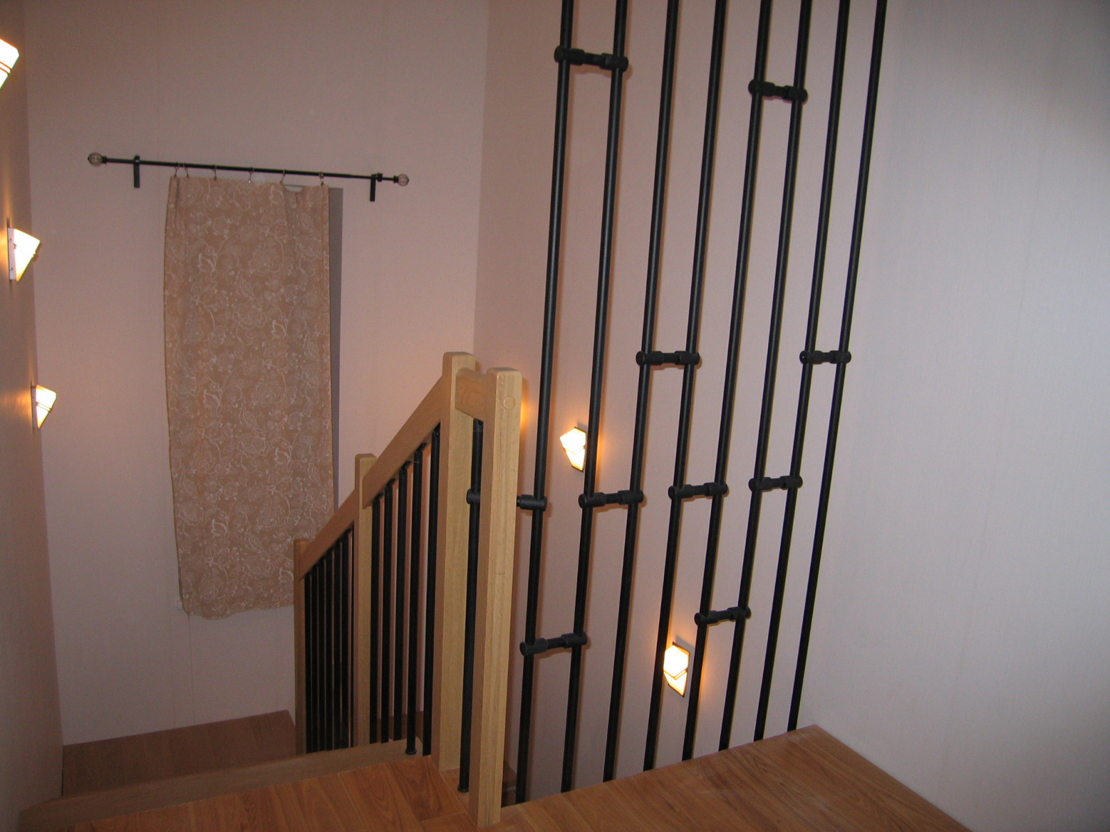 Облицовка и ограждение для бетонной лестницы.