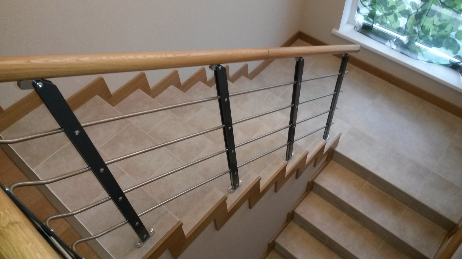 Облицовка и ограждение minimal для бетонной лестницы.