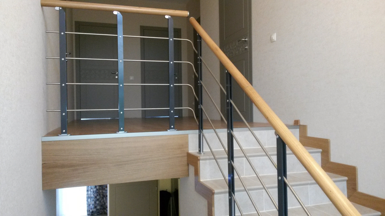 Облицовка и ограждение minimal для бетонной лестницы.