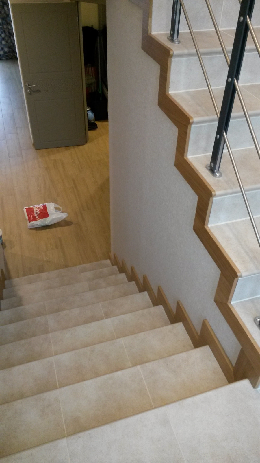 Облицовка и ограждение minimal для бетонной лестницы.