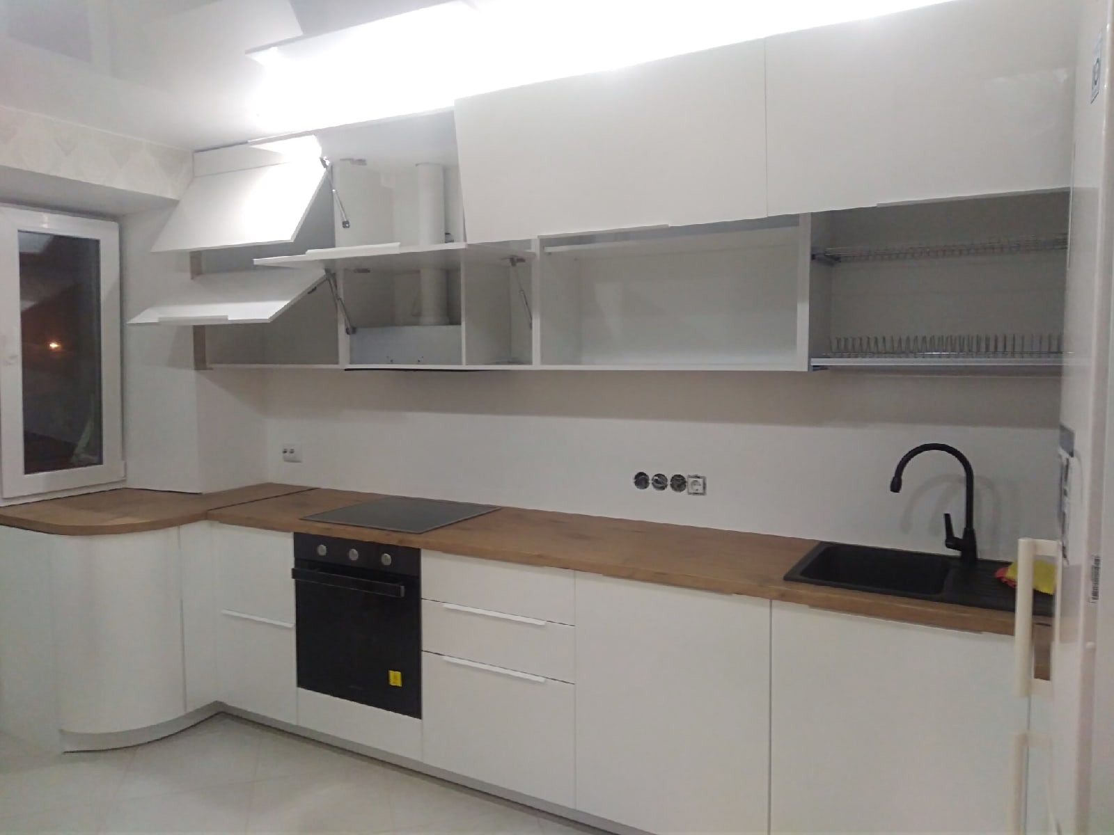 угловая кухня акриловые фасады