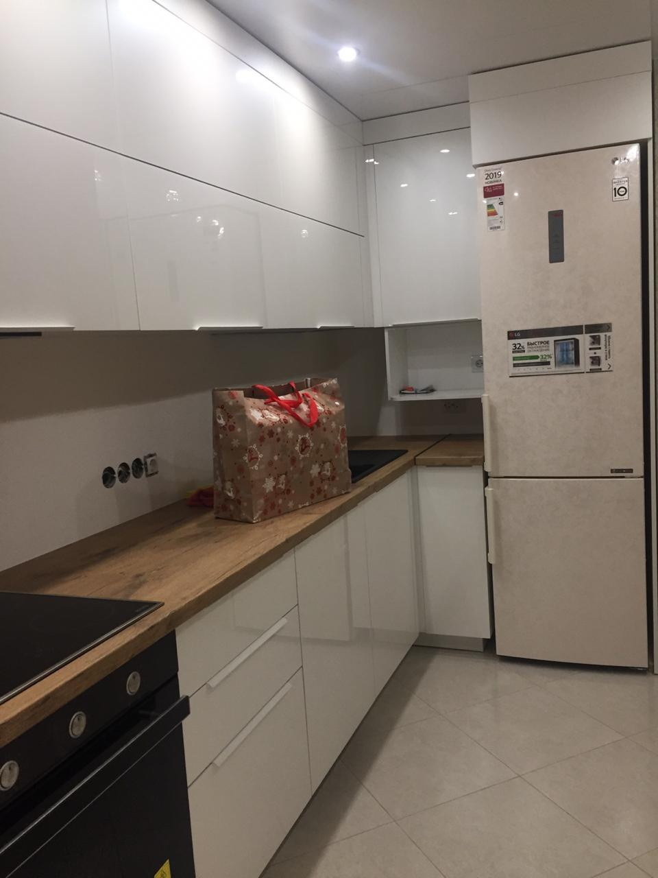 угловая кухня акриловые фасады