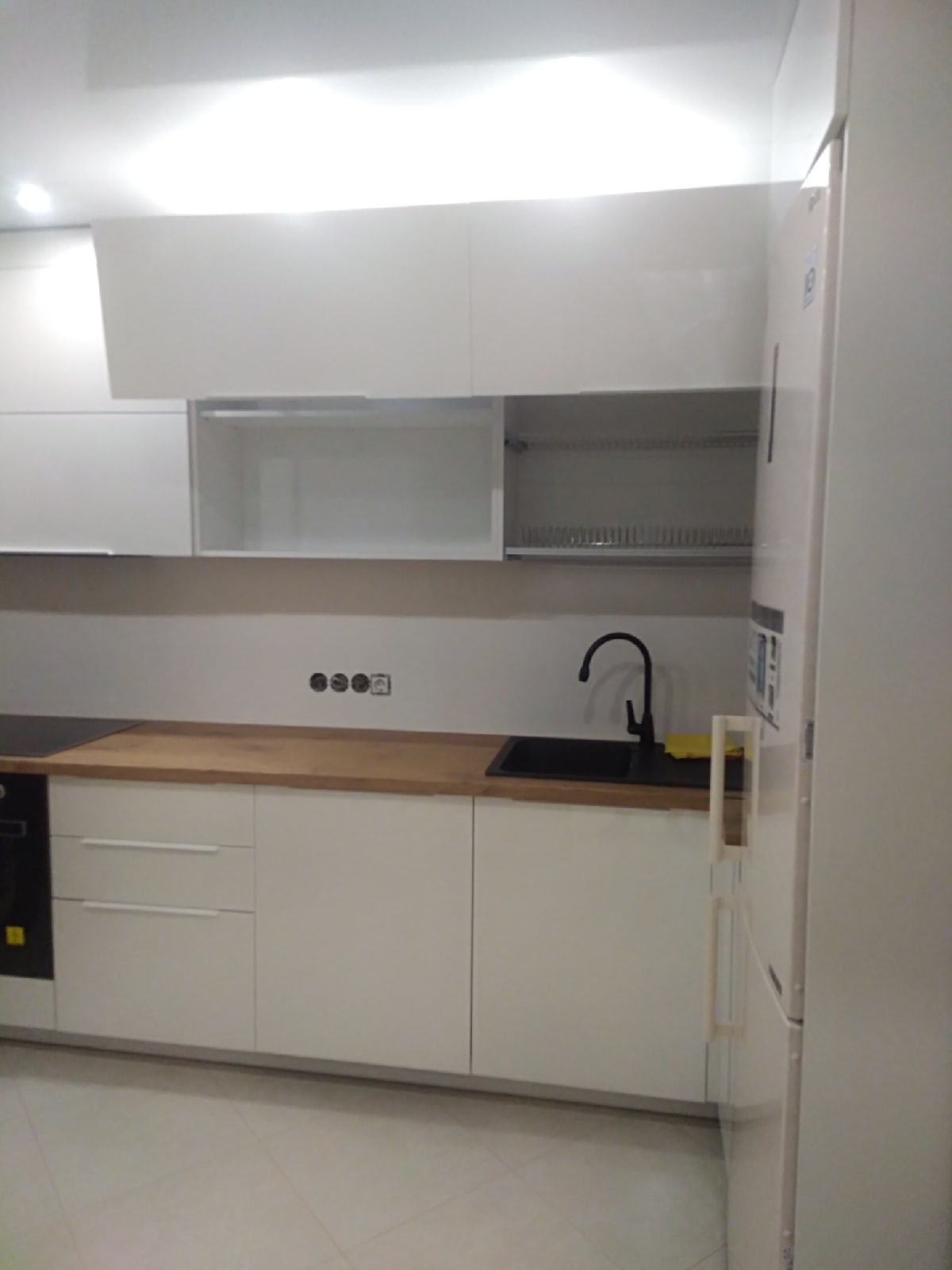 угловая кухня акриловые фасады