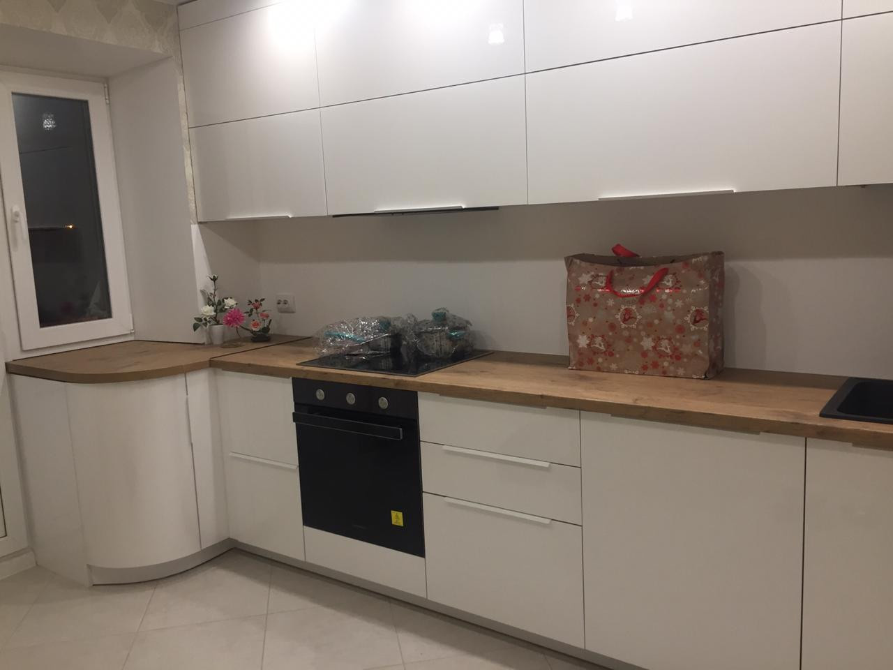 Обложка проекта: угловая кухня акриловые фасады