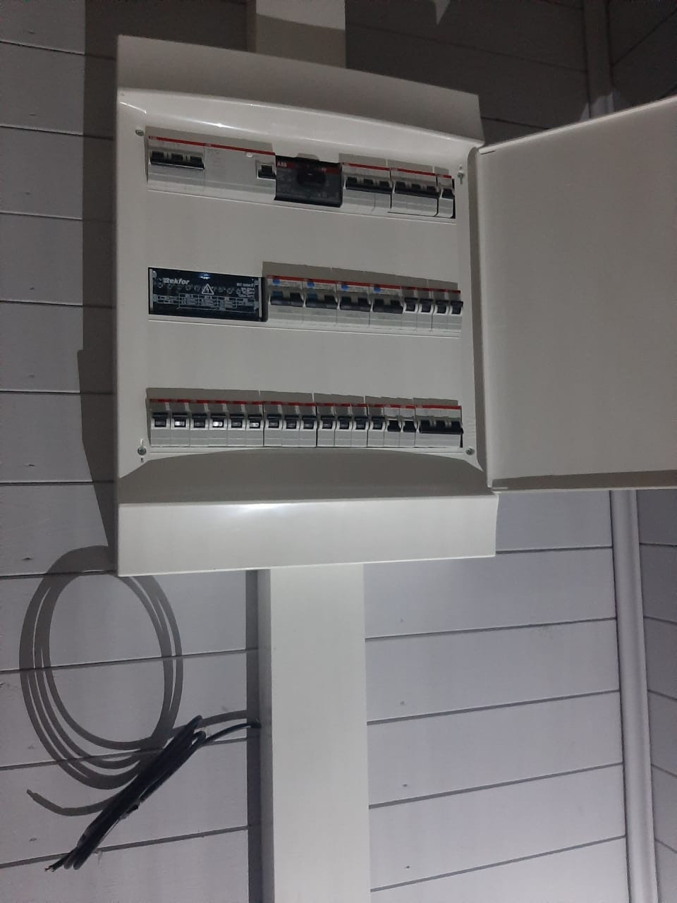 Монтаж электрики в кабель канале